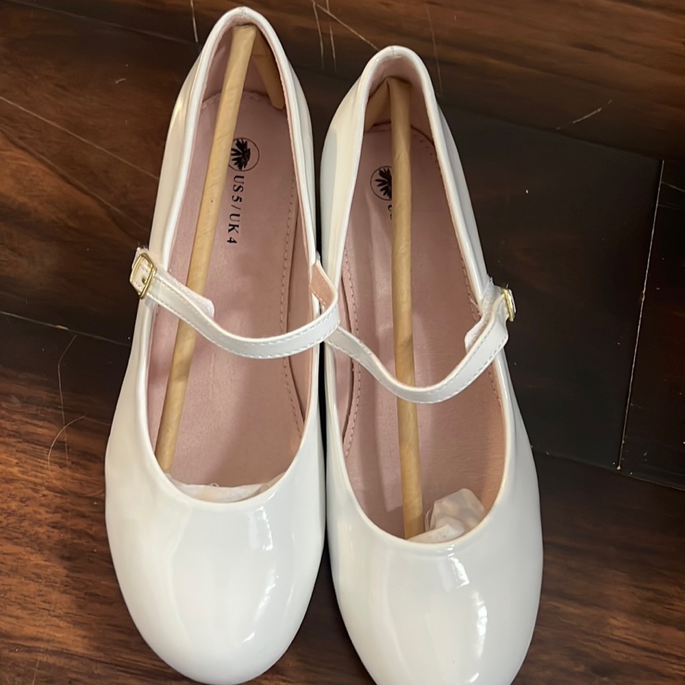 Size 5 youth white Shoes
